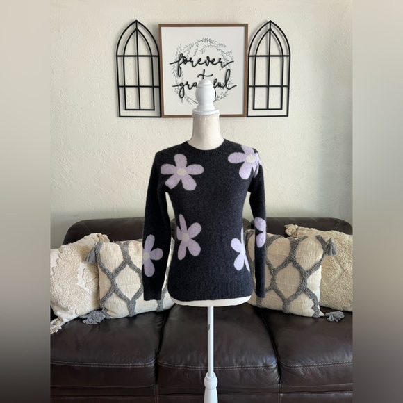 Saks Fifth Avenue Gray 100% Cashmere Crew Neck Sweater With Lavender Daisies - Picture 3 of 14